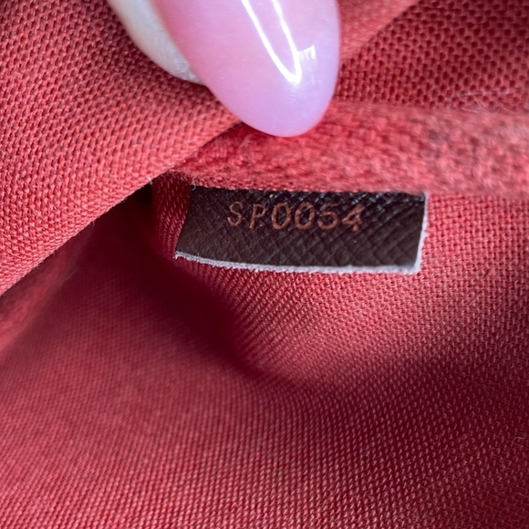 🔥SOLD🔥Authentic Louis Vuitton (Medium)  Damier Ebene Pochette - Picture 4 of 12